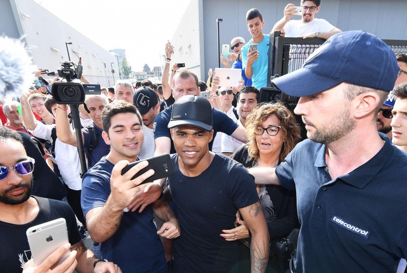 Douglas Costa