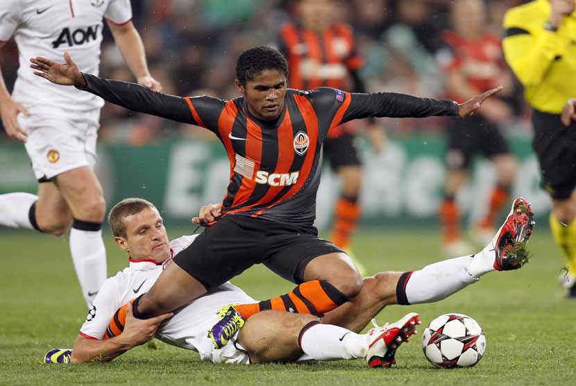 Douglas Costa (atas) 