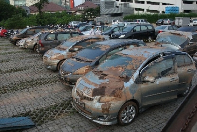 Dozens cars have been evacuated from Plaza UOB's basement in Jakarta. (file photo)