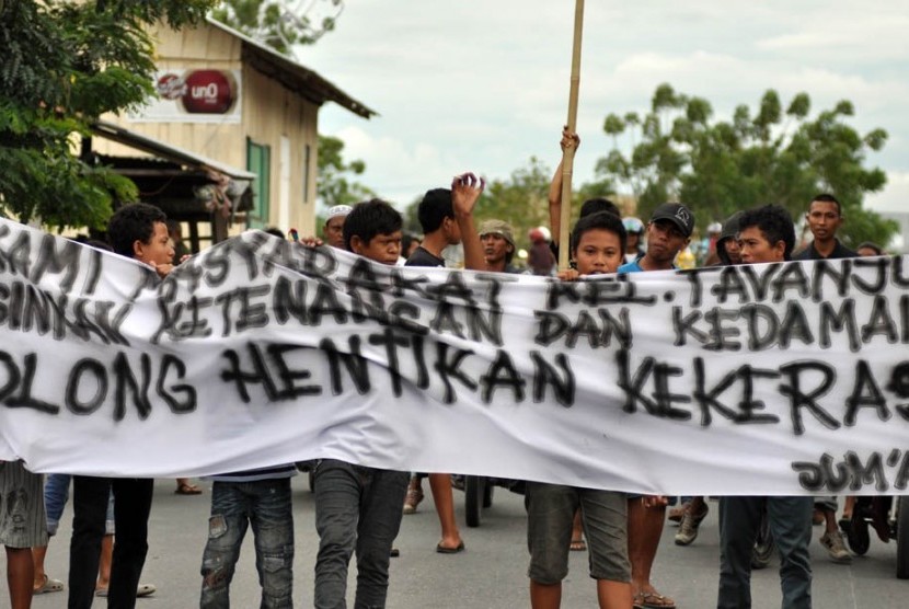 Dozens of people in Palu, Central Sulawesi, hold a demonstration to appeal for peace in the conflict area.    