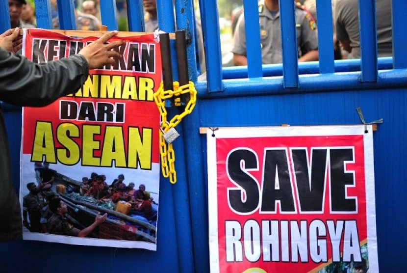 Dozens of protesters chain and padlock ASEAN secreatriat's gate in Jakarta, after they fail to meet any ASEAN representative.   