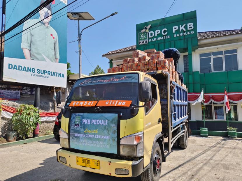 DPC Partai Kebangkitan Bangsa (PKB) Kabupaten Bandung menyalurkan bantuan kemanusiaan bagi korban gempa di Kecamatan Kertasari, Kabupaten Bandung.  