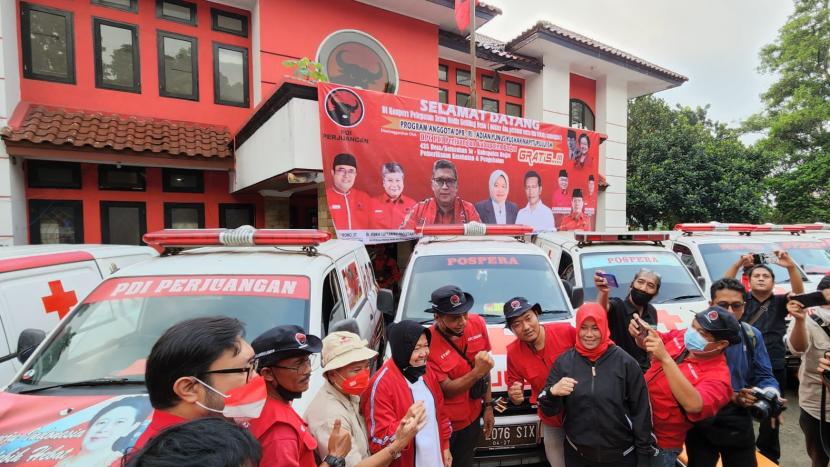 DPC PDIP Kabupaten Bogor menyiagakan 43 ambulans, dan dua mobil klinik, dan ratusan ribu sukarelawan selama menggelar Program Pemeriksaan Kesehatan, Pengobatan, dan Kacamata Gratis