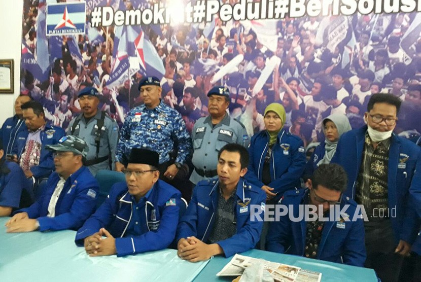 DPD Demokrat NTB menyatakan sikap untuk memberikan dukungan moril bagi Ketua Umum Partai Demokrat Susilo Bambang Yudhoyono (SBY) di Kantor DPD Demokrat NTB, Jalan Udayana, Mataram, NTB, Selasa (6/2).