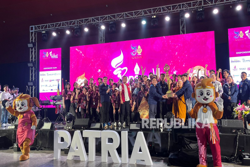 DPD PATRIA Bali saat menerima piala bergilir setelah berhasil menyabet gelar Juara Umum dalam Porseni PATRIA ke-6, Sabtu (28/6/2025). 