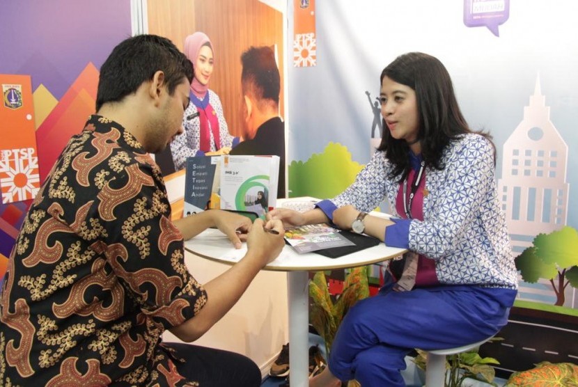 DPMPTSP Provinsi DKI Jakarta melakukan serangkaian program komunikasi masyarakat terkait sosialisasi kebijakan dan peraturan perizinan dan non perizinan yang wajib ditaati oleh para pelaku usaha di bidang perhotelan dan pariwisata.