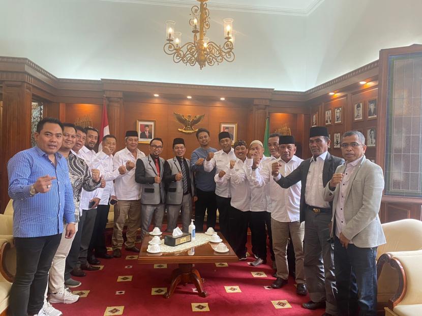 DPP Kompakdesi mengimbau kepada Kompakdesi se-Indonesia untul tidak resah dengan pemberitaan tersebut. Dia menyakinkan, bahwa Kompakdesi akan berjalan sesuai dengan amat munas di Bandung.