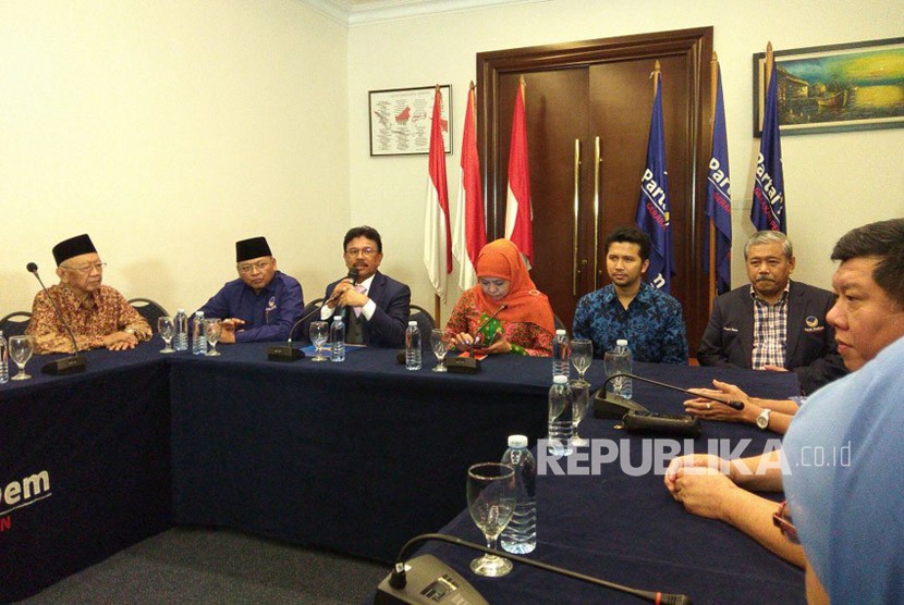 DPP Partai Nasdem menyerahkan secara resmi rekomendasi dukungan kepada Khofifah Indar Parawansa-Emil Dardak,  sebagai cagub-cawagub Pilkada Jatim 2018, Selasa (2/1). Khofifah-Emil menegaskan akan segera mendaftar sebagai peserta Pilkada 2018.