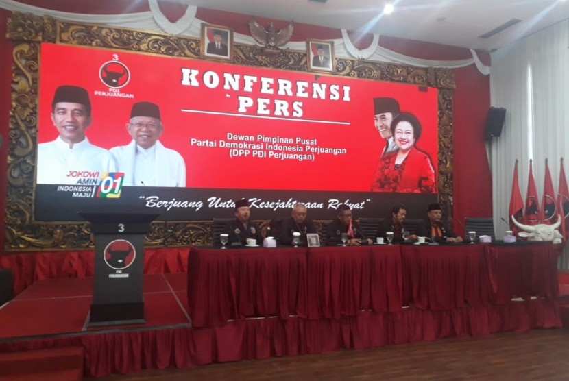 DPP PDI Perjuangan melakukan konferensi pers mengenai perhitungan suara Pemilu Serentak 2019 di Jakarta, Jumat (19/4).