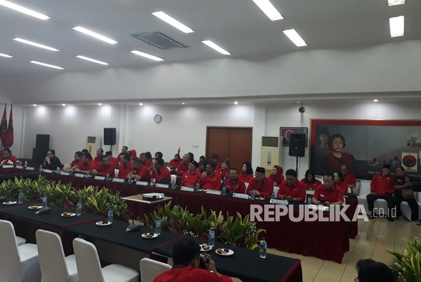 DPP PDI Perjuangan menjalani proses verifikasi faktual di Kantor DPP Lenteng Agung, Jakarta, Senin (29/1). 