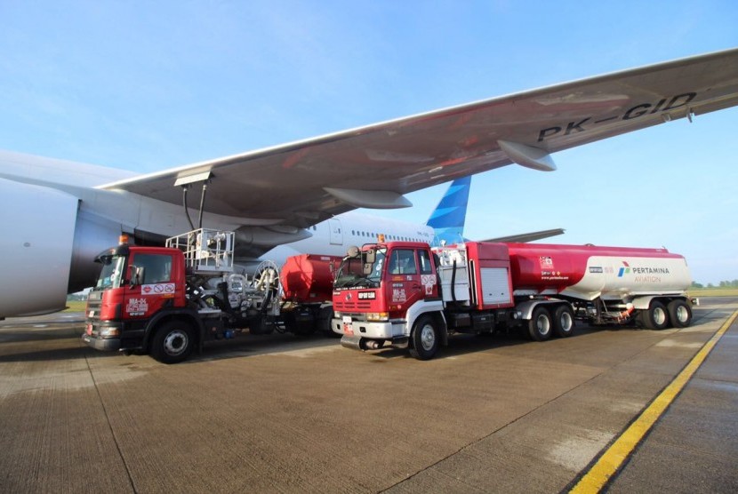 DPPU Bandara Internasional Minangkabau melakukan pengisian bahan bakar avtur untuk pesawat yang melayani penerbangan haji, Jumat (28/7).