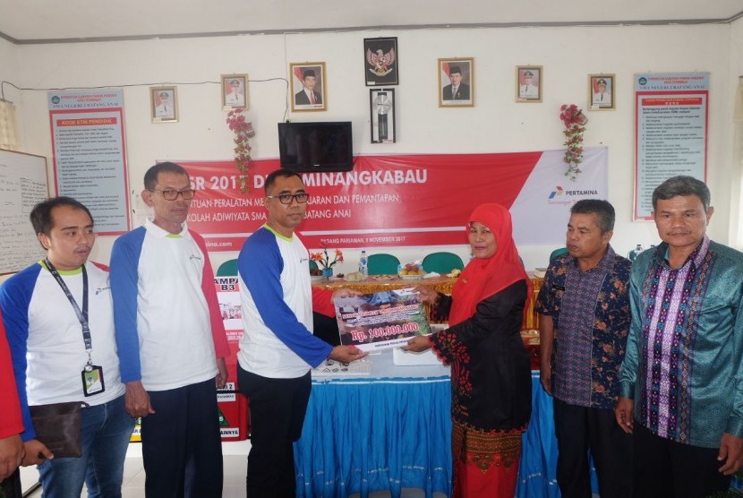 DPPU Minangkabau yang menyalurkan CSR bidang pendidikan lewat pemberian bantuan sarana dan prasarana untuk SMA Negeri 2 Batang Anai, Sungai Buluh, Pariaman, Sumatra Barat. 