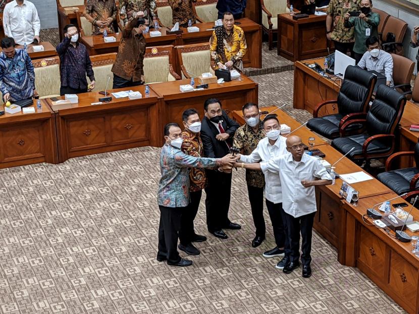 DPR melantik anggota Fraksi Partai Demokrasi Indonesia Perjuangan (PDIP) Bambang Wuryanto atau akrab disapa Bambang Pacul sebagai Ketua Komisi III DPR menggantikan Herman Herry, di Ruang Rapat Komisi III, Kompleks Parlemen, Jakarta, Senin (22/11).