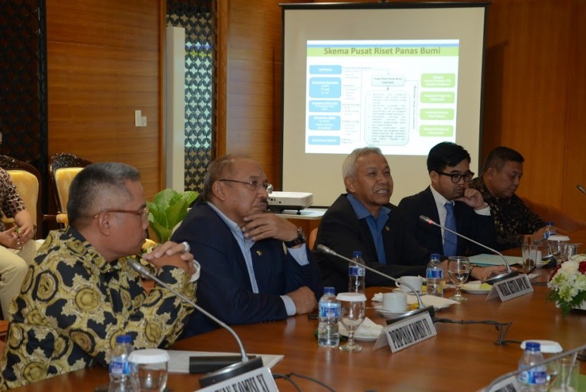 DPR menggelar rapat konsultasi dengan Kemen Risteki-dikTi, Kementerian Pan-RB, Kementerian ESDM, Kementerian Pembangunan Nasional/Kepala Bapenas, Menteri Keuangan, dan Presiden Direktur PT. Sarana Multi Infrastruktur (SMI) guna membahas pembentukan Pusat R