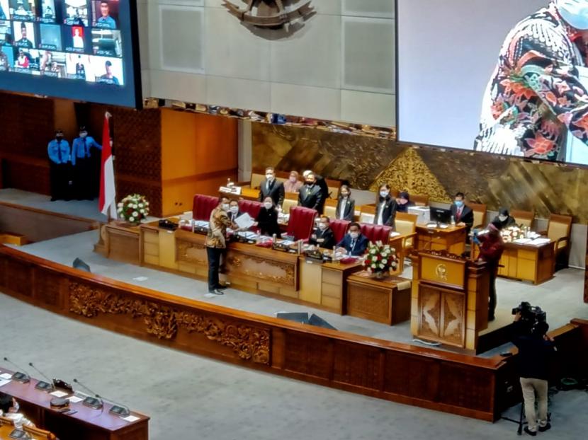 DPR menggelar rapat paripurna Masa Sidang IV dan pengambilan keputusan tingkat II RUU Cipta Kerja, di Kompleks Parlemen, Jakarta, Senin (5/10).