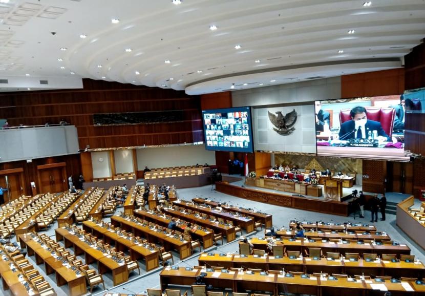DPR menggelar rapat paripurna Masa Sidang IV dan pengambilan keputusan tingkat II RUU Cipta Kerja, di Kompleks Parlemen, Jakarta, Senin (5/10).