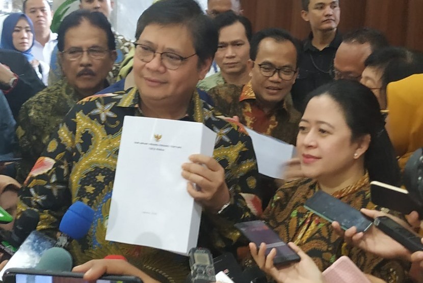 DPR resmi menerima naskah omnibus law RUU Cipta kerja dari pemerintah di Kompleks Parlemen Senayan, Jakarta, Rabu (12/2). (ilustrasi)