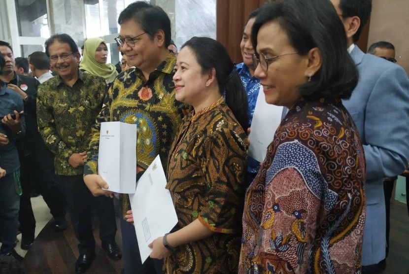 DPR resmi menerima naskah omnibus law cipta kerja dari pemerintah di Kompleks Parlemen Senayan, Jakarta, Rabu (12/2). 