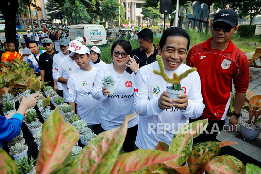 DPRD DKI Jakarta menggelar jalan sehat dan membagikan tanaman kepada peserta kegiatan tersebut, Ahad (10/8/2025).