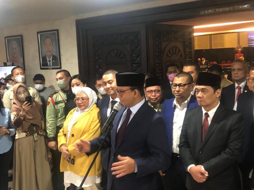 DPRD DKI Jakarta umumkan pemberhentian Gubernur DKI Jakarta Anies Baswedan dan wakilnya, Ahmad Riza Patria, dalam rapat paripurna, Selasa (13/9). 