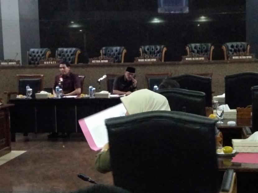 DPRD Indramayu melakukan Rapat Dengar Pendapat dengan mengundang Wakil Bupati Indramayu, Lucky Hakim, terkait disharmonisasi antara bupati dan wakil bupati, Senin (10/10/2022). 