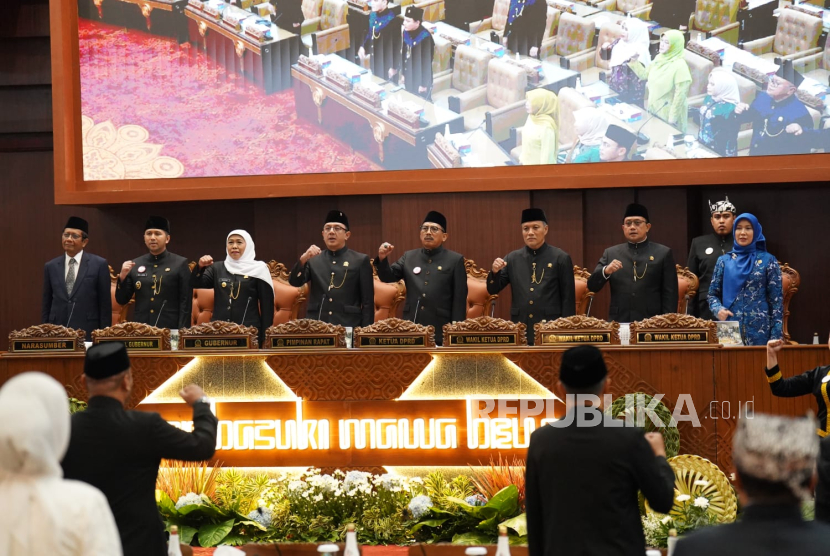 DPRD Jatim menggelar Rapat Paripurna Istimewa dalam memperingati hari jadi ke-80 Provinsi Jatim, Ahad (12/10/2025). Rapat juga dihadiri Gubernur Khofifah Indar Parawansa beserta pimpinan lainnya. 