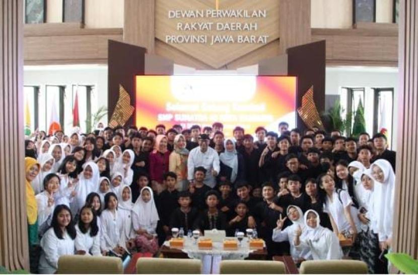 DPRD Jawa Barat menerima audiensi dari SMP Sumatera 40. Audiensi dilakukan di lobi ruang sidang paripurna Dewan Perwakilan Rakyat Daerah (DPRD) Jabar. 