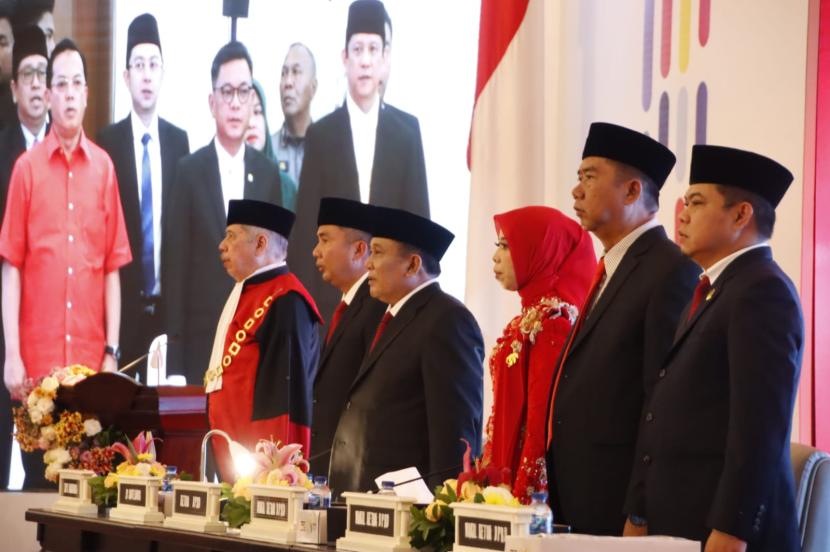 DPRD Jawa Barat menggelar rapat paripurna pengucapan sumpah Anggota DPRD Provinsi Jawa Barat masa jabatan 2024-2029, sekaligus Peresmian Pemberhentian Pimpinan dan Anggota DPRD Provinsi Jawa Barat periode 2019-2024 di Gedung Merdeka, Kota Bandung.