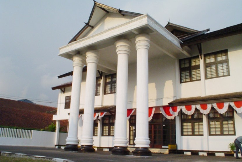   Pemkot Sukabumi dan kalangan DPRD Kota Sukabumi menyepakati Raperda tentang Retribusi Persetujuan Bangunan Gedung dalam rapat paripurna di DPRD Kota Sukabumi, Rabu (13/4/2022).   Tampak gedung DPRD Kota Sukabumi