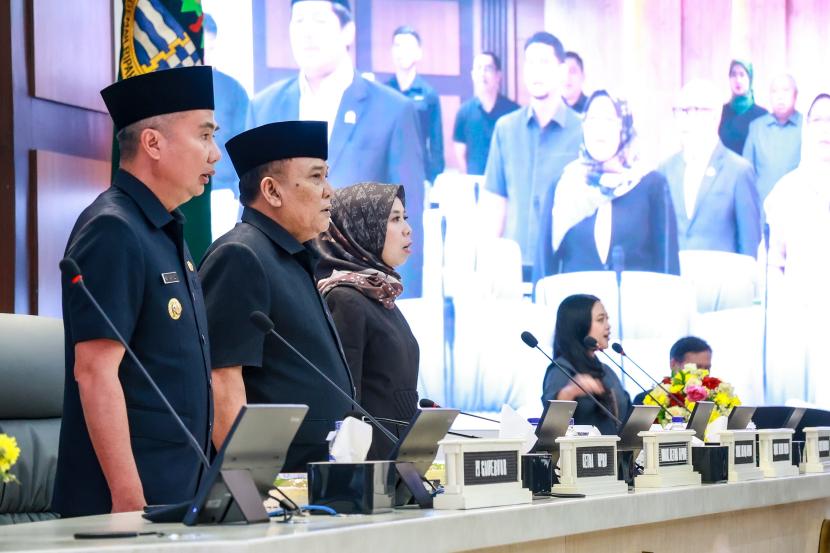 DPRD Provinsi Jawa Barat kembali menggelar rapat paripurna. Kali ini dengan agenda jawaban gubernur atas pandangan umum fraksi-fraksi terhadap Rancangan Peraturan Daerah (Ranperda) tentang Perubahan Anggaran Pendapatan Belanja Daerah (APBD) Provinsi Jabar Tahun Anggaran (TA) 2024.