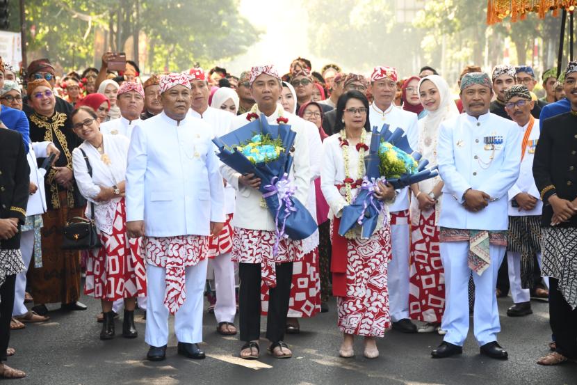 DPRD Provinsi Jawa Barat menggelar acara rapat paripurna memperingati Hari Jadi ke-79 Provinsi Jabar tahun 2024. Dalam rapat paripurna peringatan Hari Jadi ke-79 DPRD Jawa Barat mengapresiasi berbagai pencapaian Pemerintah Daerah Provinsi (Pemdaprov) Jabar.