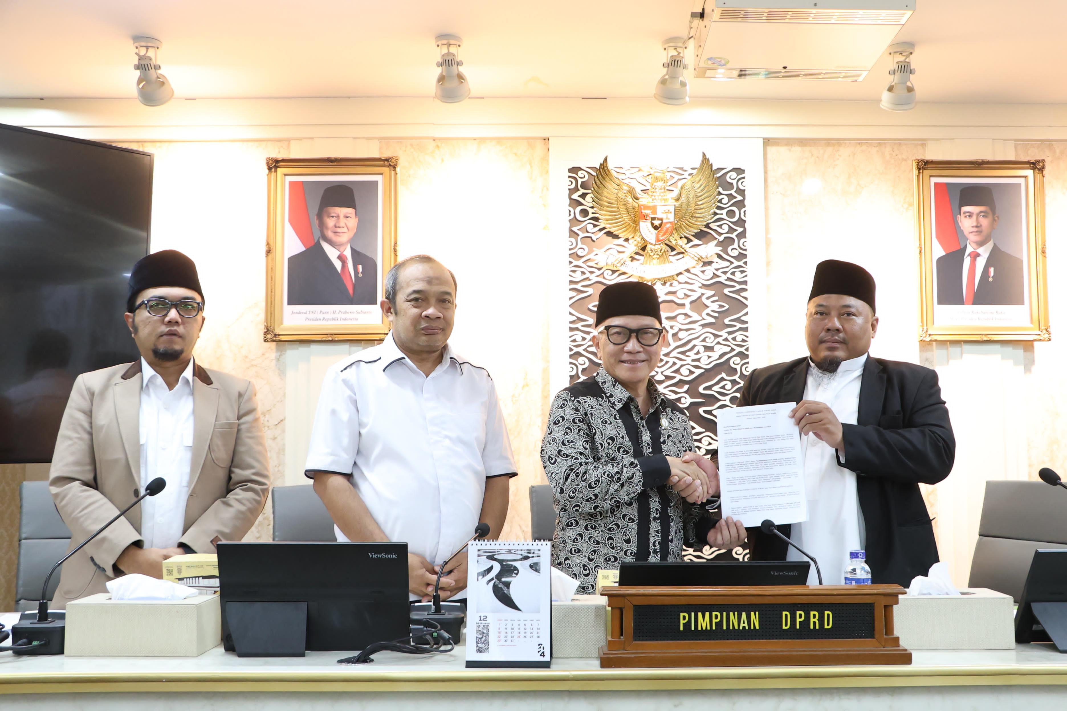 DPRD Provinsi Jawa Barat menyebut sinergitas antara pemerintah dan masyarakat sangat penting dalam menjaga kondusifitas lingkungan sosial khususnya bidang keagamaan.