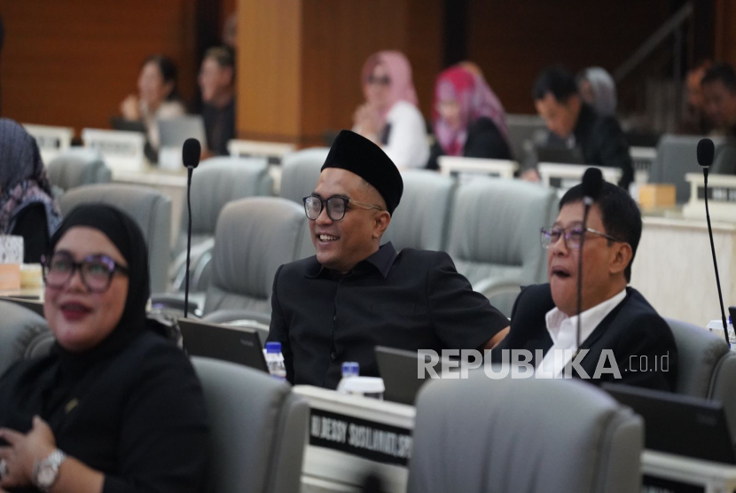 DPRD Provinsi Jawa Barat resmi mengesahkan Peraturan Daerah tentang Investasi dan Kemudahan Berusaha dalam rapat paripurna yang digelar Kamis (22/5/2025) sore. 