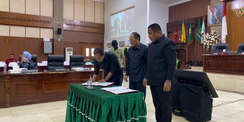 DPRD Provinsi Maluku akhirnya secara resmi mengumumkan pemberhentian Gubernur dan Wakil Gubernur (Wagub) Maluku, Murad Ismail dan Barnabas Nataniel Orno, yang akan berakhir masa jabatannya pada 31 Desember 2023 nanti.