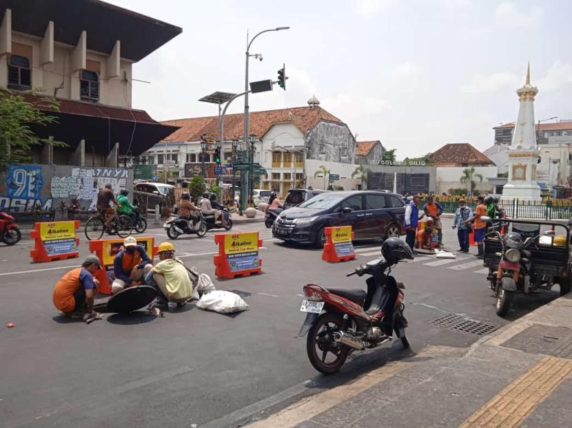 DPUPKP Yogyakarta melakukan pembersihan saluran air limbah imbas meluapnya limbah cair di kawasan Tugu Pal Putih Yogyakarta.