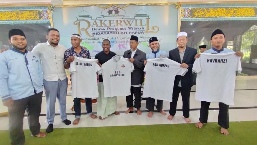 DPW Hidayatullah Papua meluncurkan Sekolah Sepak Bola (SSB) di Jayapura, Jumat (28/1).