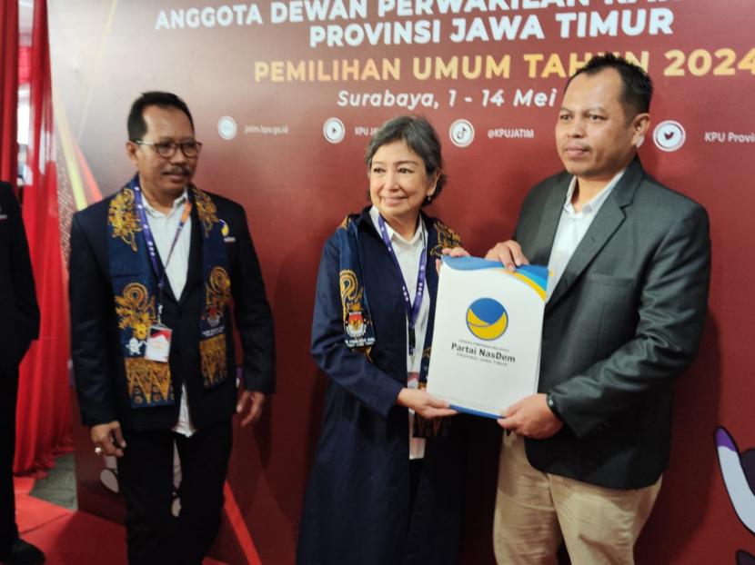 DPW Partai Nasdem Jawa Timur mendaftarkan calon legislatif yang akan memperebutkan kursi DPRD Jatim pada Pemilu 2024, ke Kantor Komisi Pemilihan Umum (KPU) Jawa Timur di Jalan Trenggilis, Surabaya, Kamis (11/5/2023).
