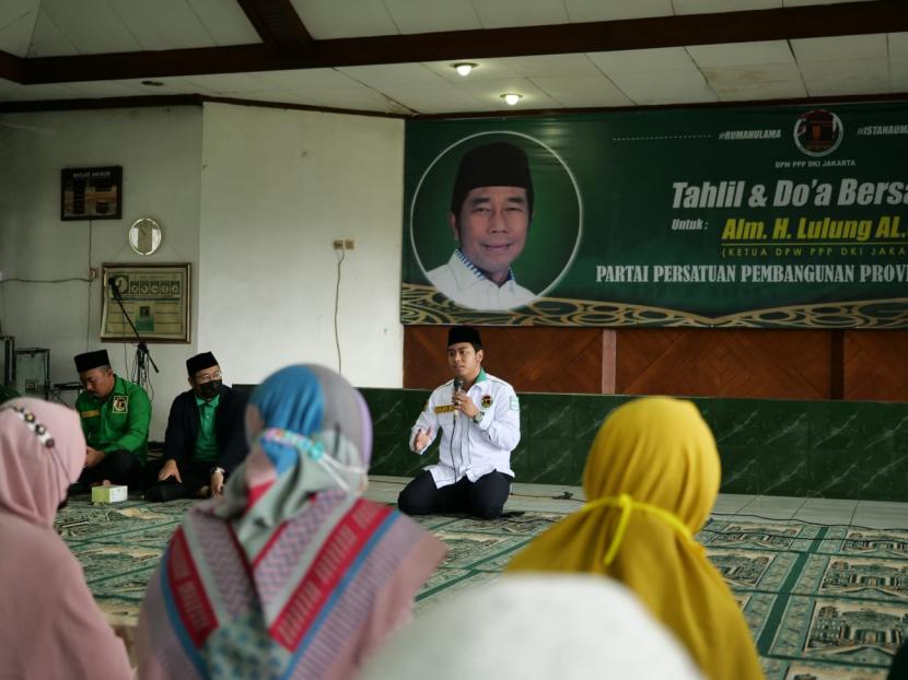 DPW PPP DKI Jakarta gelar pengajian yang diikuti ratusan ibu-ibu majelis taklim di Aula kantor PPP Jakarta, Kamis (16/21) yang bertujuan mendoakan almarhum Abraham Luggana atau Haji Lulung. Selain menggelar pengajian PPP Jakarta juga membagikan alat-alat pencegahan Covid 19.