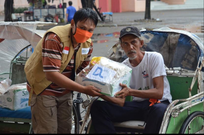 DQ Bagikan Sembako untuk Tukang Becak di Sidoarjo, Kamis (9/4)