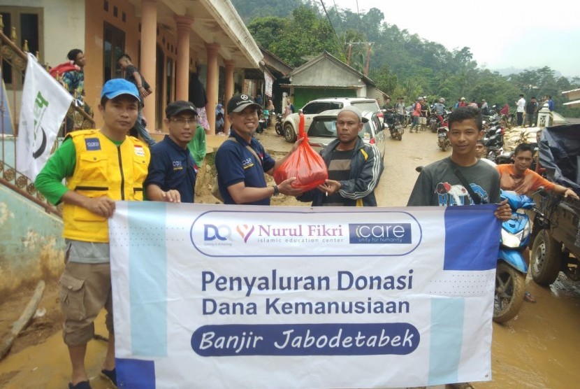 DQ (Dompet Alquran Indonesia) bersama ICare Banten (Unity for Humanity) menyalurkan bantuan kepada para pengungsi korban banjir dan longsor di Kabupaten Lebak pada Ahad, 26 Januari 2020.