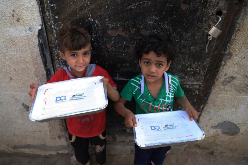 DQ menyalurkan bantuan kemanusiaan melalui program pembagian buka puasa untuk warga Palestina.