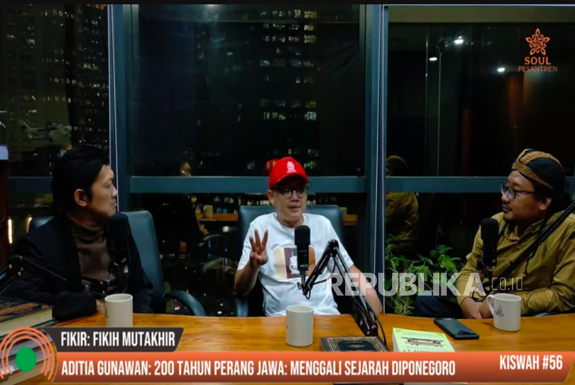 Dr Aditia Gunawan saat memaparkan perang jawa dalam sebuah podcast.
