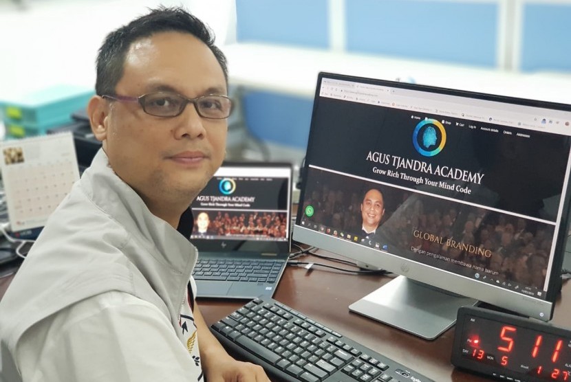 Dr. Agus Tjandra, Master of Mind Code yang juga founder dan CEO Agus Tjandra Academy, sedang memperlihatkan website kursus online-nya yang diluncurkan di Jakarta, Rabu (15/5).
