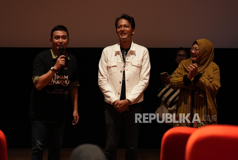 Dr Aisah Dahlan (paling kanan) dan Fedi Nuril (tengah) dalam acara nonton duluan film 1 Imam 2 Makmum.