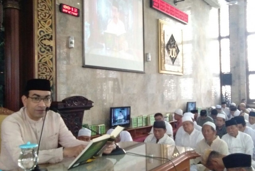 Dr Ali Hasan Bahar mengisi kuliah Dhuha di Masjid Agung Sunda Kelapa, Menteng, Jakarta Pusat, Ahad (5/11).