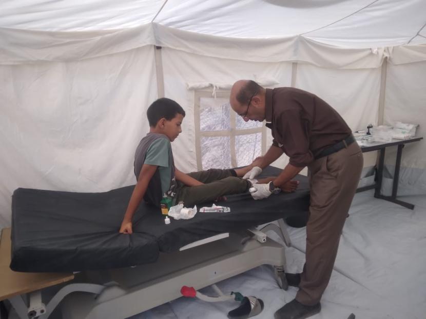 dr Amin Al-Nawajha is examining patients at Indonesian clinic in Gaza