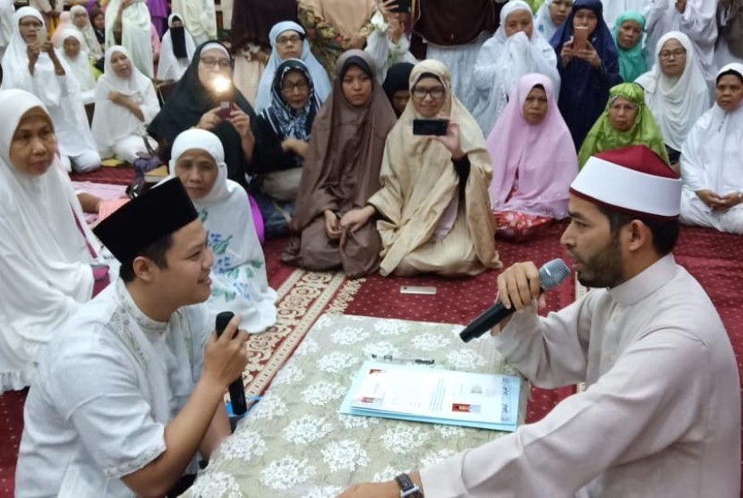 Dr Amri Fatmi Anzis membimbing seorang mualaf mengucapkan dua kalimat syahadat di Masjid Agung Sunda Kelapa.