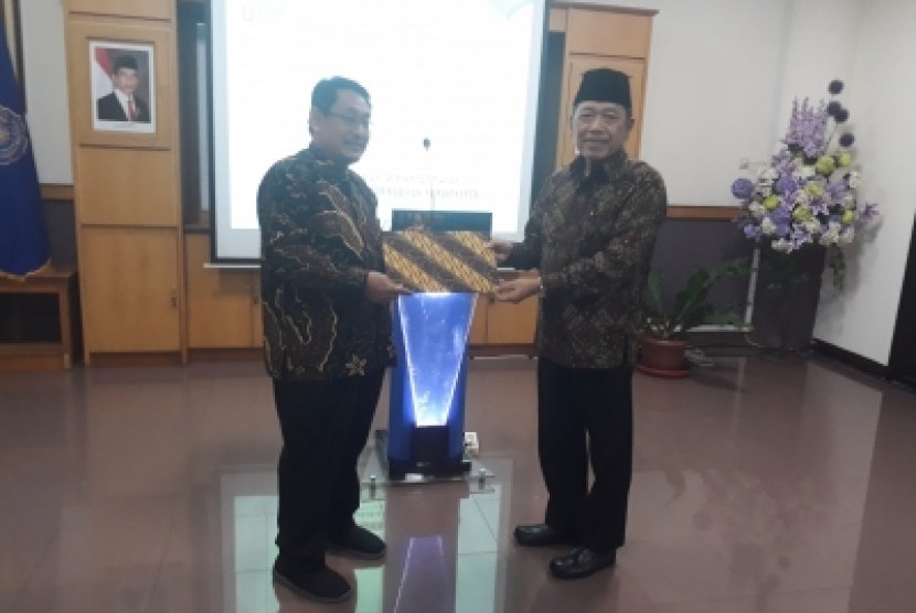 Dr Anjar Nugroho resmi menjabat sebagai Rektor UMP periode 2019-2023 dengan  diserahkannya Surat Keputusan dari PP Muhammadiyah. SK PP Muhammadiyah  tersebut diserahkan Ketua Badan Pengurus Harian (BPH) UMP Prof Dr Baedhowi,  Kamis (4/4) ,malam.