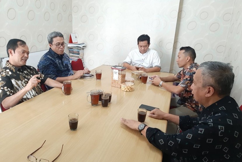 Dr Awaluddin Tjalla (kedua dari kiri) pada diskusi bulanan yang diadakan oleh Indonesia Bermutu (IB).