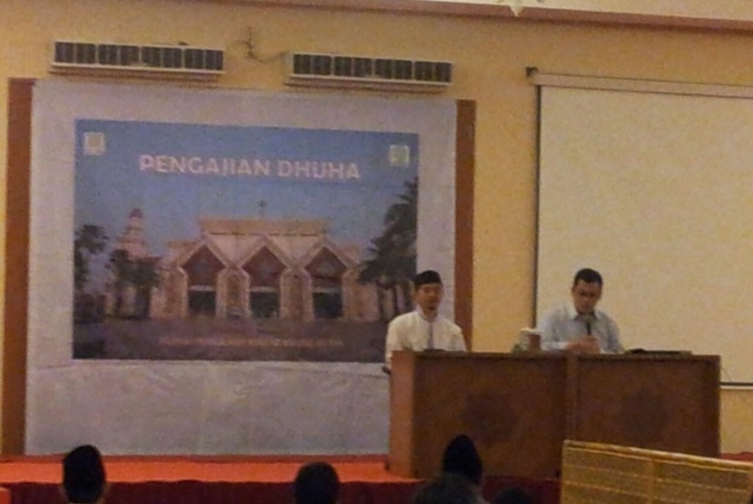 Dr Briliantono M Soenarwo (kanan) saat mengisi Kuliah Dhuha di Masjid At-Tiin, Jakarta, Ahad (27/3).